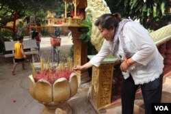 ពលរដ្ឋ​ម្នាក់កំពុង​អុជ​ធូប ​ក្នុង​ថ្ងៃ​បិណ្ឌ​ទី​១៣ នៃ​ពិធី​បុណ្យ​ភ្ជុំ​បិណ្ឌ​នៅ​រាជធានី​ភ្នំពេញ នៅ​ថ្ងៃទី​២៦​ ខែ​កញ្ញា ឆ្នាំ​២០១៩។ (កាន់ វិច្ឆិកា/VOA)