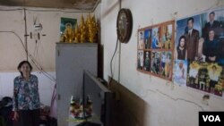 ប្រជា​ជន​ដែល​ស្នាក់នៅ​អគារ​បូឌិញ​ចាប់ផ្តើម​រៀបចំ​ដើម្បី​ចាកចេញពីទីលំនៅ​ចាស់​របស់ខ្លួនទៅតាំងទីលំនៅថ្មី ក្រោយ​ការ​ចរចាជាមួយ​អាជ្ញាធរ និងតំណាងក្រុមហ៊ុន​វិនិយោគបរទេស នៅរាជធានីភ្នំពេញ​ នៅថ្ងៃទី ០៦ ខែ​មិថុនា​ ឆ្នាំ២០១៦។​ (ខាន់​ សុគុំ​មនោ/ VOA)