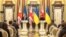 រូបឯកសារ៖ ប្រធានាធិបតីអ៊ុយក្រែន លោក Volodymyr Zelensky (ស្តាំ) និងនាយករដ្ឋមន្ត្រីអង់គ្លេស លោក Keir Starmer ធ្វើសន្និសីទសារព័ត៌មានរួមគ្នាមួយបន្ទាប់ពីកិច្ចប្រជុំរបស់ពួកគេនៅទីក្រុងកៀវ នៅថ្ងៃទី១៦ ខែមករា ឆ្នាំ២០២៥។