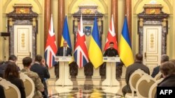 Presidenti ukrainas Volodymyr Zelensky dhe kryeministri britanik Keir Starmer mbajnë një konferencë të përbashkët për shtypin pas takimit të tyre në Kiev. 16 janar 2025.