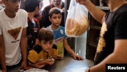 کودکان فلسطینی در صف یک نانوایی در خان یونس، جنوب نوار غزه - ۲۲ مهر ۱۴۰۲