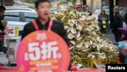 Tumpukan kulit durian di depan sebuah toko buah di Hangzhou, Provinsi Zhejiang, China, 12 Desember 2017.