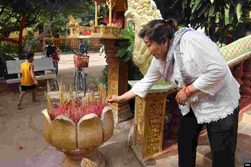 ពលរដ្ឋ​ម្នាក់​​កំពុង​អុជ​ធូប ​ក្នុង​ថ្ងៃ​បិណ្ឌ​ទី​១៣ នៃ​ពិធី​បុណ្យ​ភ្ជុំ​បិណ្ឌ​នៅ​រាជធានី​ភ្នំពេញ នៅ​ថ្ងៃទី​២៦​ ខែ​កញ្ញា ឆ្នាំ​២០១៩។ (កាន់ វិច្ឆិកា/VOA)