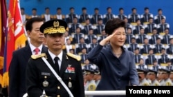 박근혜 한국 대통령이 1일 계룡대에서 열린 국군의 날 행사에서 열병하며 거수경례를 하고 있다.