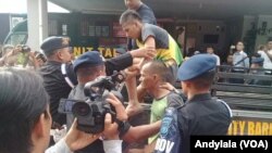 Aparat Polisi Polda Riau melakukan penangkapan narapidana yang melarikan diri dari rutan Sialang Bungkuk Pekanbaru Riau Kamis 5 Mei 2017. (Foto: VOA/Andylala-Istimewa)