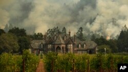 سانتا روزا کے قریب جنگل میں لگی آگ سے دھواں اٹھ رہا ہے