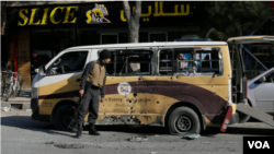 Avganistanski vojnik kod vozila teško oštećenog u raketnom napadu na Kabul 21. novembra 2020.