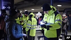 Contrôle douanier a l’aéroport international de Copenhague pour prévenir l’entrée illégale de migrants en Suède, Kastrup, 4 janvier 2016