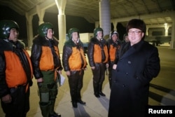 북한 김정은 국무위원장이 전투비행사들의 야간습격 전투비행 훈련을 참관했다고 관영 조선중앙통신이 21일 보도했다. 김정은은 감시소에서 야간습격 전투비행훈련 진행 약도를 보면서 불시에 명령을 하달하고, 전투능력을 직접 판정·검열했다.