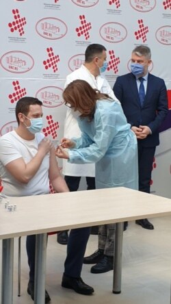 Branislav Zeljković, direktor Instituta za javno zdravstvo RS, prima vakcinu protiv koronavirusa, Banjaluka, 12. februar 2021.