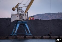 지난 2016년 11월 북한 라진항에 선적을 앞둔 석탄이 쌓여있다.