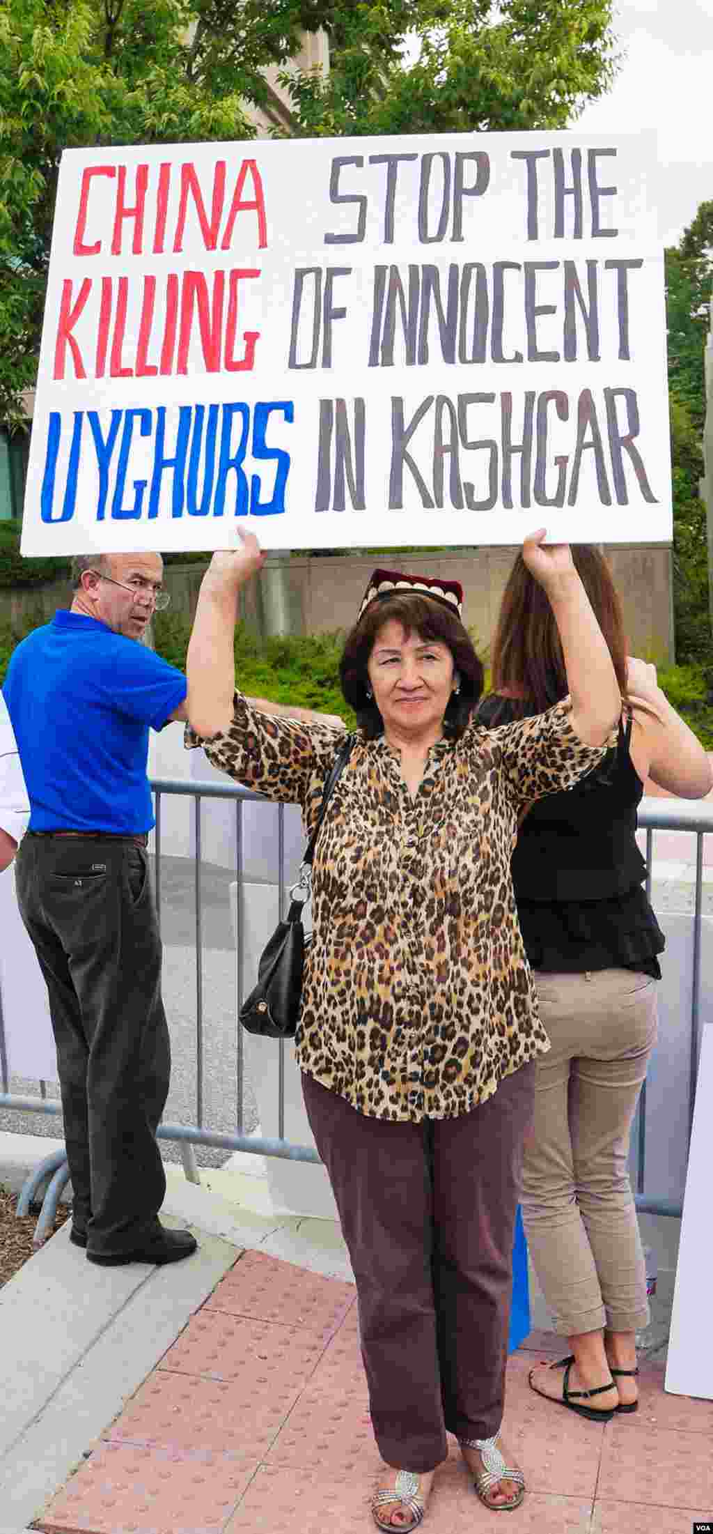 Uyg&#39;urlar Sharqiy Turkiston bayroqlarini ko&#39;tarib, Xitoy elchixonasi qarshisida bu davlatning uyg&#39;urlarga qarshi siyosatini qoralab, namoyish qilmoqda, Vashington, 3-avgust, 2014-yil. Odil Ruzaliev surati