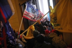 6일 도널드 트럼프 대통령 지지자들이 대통령 선거인단 인증을 위한 상하원 합동회의가 열리고 있는 워싱턴 연방 의사당에 난입했다.