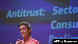 마르그레테 베스타게르 EU 경쟁담당 집행위원이 8일 벨기에 브뤼셀의 EU 본부에서 기자회견을 하고 있다. 