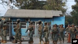 Tentara meninggalkan Penjara Litoral setelah berhasil menguasai bentrokan yang menewaskan lima tahanan pada saat itu, menurut keterang pihak berwenang di Guayaquil, Ekuador, Minggu, 23 Juli 2023. (Foto: Cesar Munoz/AP Photo)