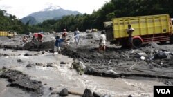 Pasir yang dimuntahkan oleh Merapi, menjadi rejeki tersendiri bagi para warga setempat, untuk dijual sebagai bahan bangunan (10/1).