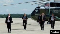 Agen Dinas Rahasia Amerika tiba dengan helikopter tambahan saat mengikuti perjalanan Presiden Donald Trump ke Joint Base Andrews di luar Washington, 9 Juni 2017.