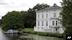 ប៉ូលិស​យាម​អគារ​មួយ​នៅ​ក្នុង​ក្រុង Hamburg ទី​ដេល​លោក​ប្រធានាធិបតី Donald Trump នឹង​ស្នាក់​ក្នុង​អំឡុងពេល​នៃ​កិច្ចប្រជុំ G-20 នៅ​ក្នុង​ក្រុង Hamburg ប្រទេស​អាល្លឺម៉ង់ កាលពី​ថ្ងៃទី៤ ខែកក្កដា ឆ្នាំ២០១៧។