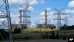 PLTU di dekat Muswellbrook di Hunter Valley, Australia, 2 November 2021. PM Anthony Albanese pada Senin (10/6) mengatakan bahwa Partai Liberal akan mengingkari target ambisius Australia untuk mengurangi emisi gas rumah kaca pada 2030 (Foto: Ilustrasi/AP)