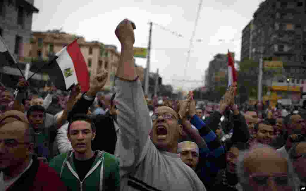 Protesters chant anti-Muslim Brotherhood slogans during a rally in front of the presidential palace, in Cairo, Egypt, December 4, 2012.