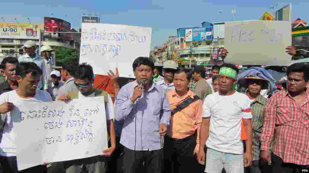 សមាជិក​របស់​សមាគម​ក្រៅ​ប្រព័ន្ធ កម្មករ​រោងចក្រ​ និង​ប្រជា​ពលរដ្ឋ​រងគ្រោះ​ក្នុង​ជម្លោះ​ដី​ធ្លី​ បាន​សម្តែង​ការអបអរ​សាទរ​នៅ​ពេល​ដែល​លោក វន់ ពៅ និង​កម្មករ​ដ៏ទៃ​ទៀត​ត្រូវ​បាន​ដោះលែង នៅ​ព្រឹក​ថ្ងៃសុក្រ​ទី​៣០ ខែឧសភា ឆ្នាំ២០១៤។