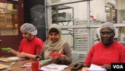 Haiti native Marie Poisson, 60, (right) takes an English class with other immigrant women as part of a program offered by the Hot Bread Kitchen bakery. (VOA-Dave Grunebaum)