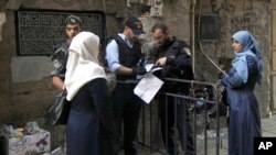 Polisi Israel memeriksa surat-surat warga Palestina di kota tua Yerusalem (8/10). 