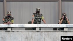 រូបឯកសារ៖ យោធាកូរ៉េខាងជើងយាមល្បាតនៅតំបន់ភាគខាងត្បូងប្រទេស ខណៈរដ្ឋមន្ត្រីកូរ៉េខាងត្បូង Lee In-young ធ្វើដំណើរទស្សនកិច្ចក្នុងតំបន់ជាប់កូរ៉េខាងជើង កាលពីថ្ងៃទី១៦ ខែកញ្ញា ឆ្នាំ២០២០។