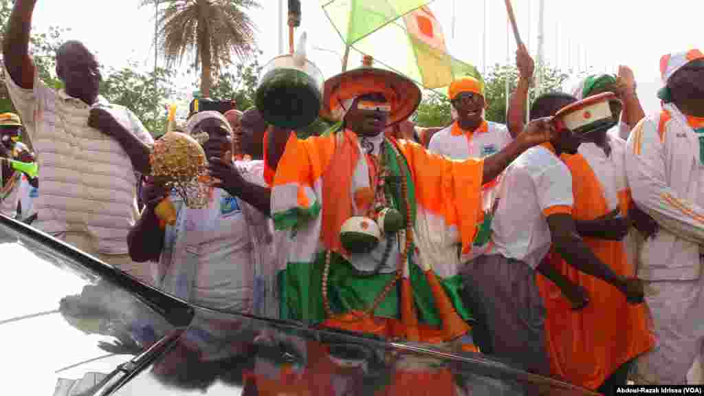 Les supporters étaient nombreux pour accueillir Gianni Infantino, à Niamey, au Niger, le 27 février 2017. (VOA/Abdoul-Razak Idrissa)