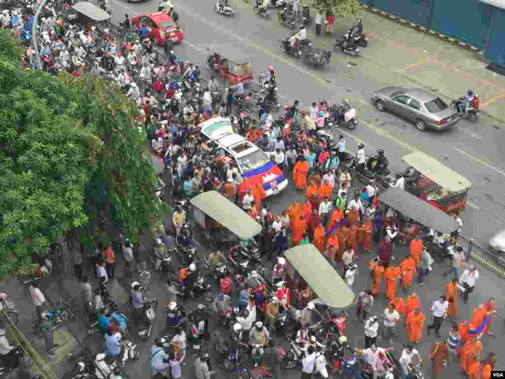 ក្បួនដង្ហែ​សពរបស់​លោកកែម ឡីត្រូវ​បាន​ធ្វើឡើង​នៅ​តាម​បណ្តោយផ្លូវព្រះមុនីវង្ស ក្រុង​ភ្នំពេញ កាលពី​ថ្ងៃទី១០ ខែ​កក្កដា ឆ្នាំ២០១៦។ (នៅ វណ្ណារិន/VOA)