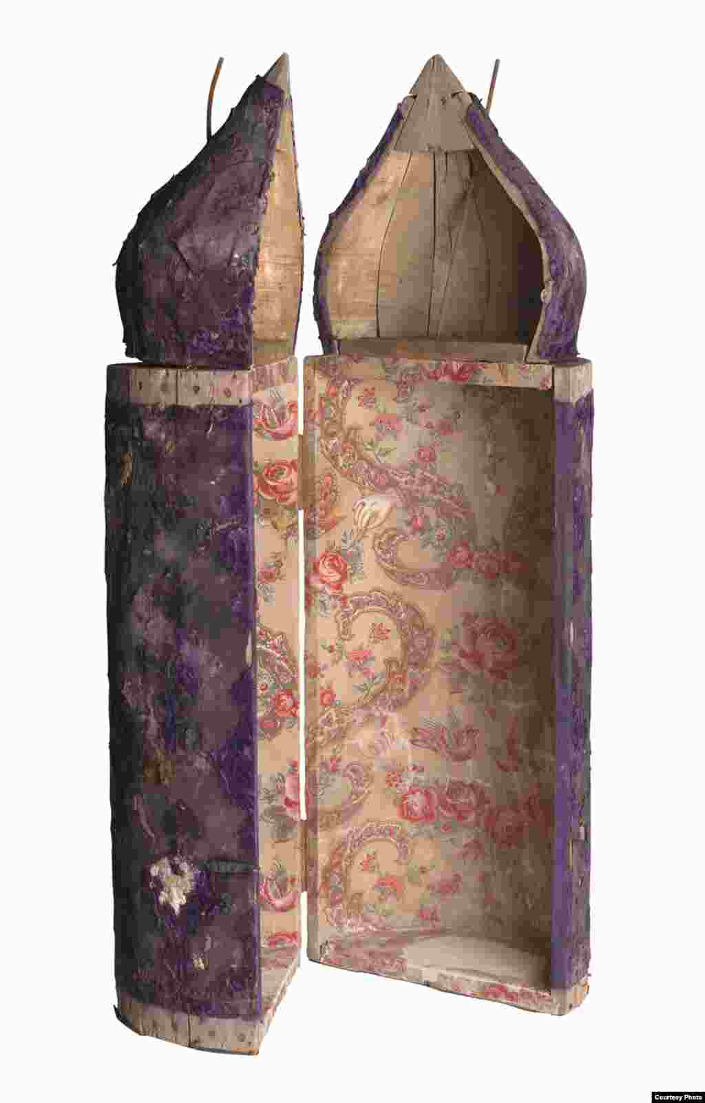 A Torah case. (U.S. National Archives) 