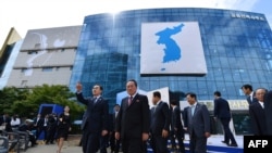 지난 2018년 9월 14일 조명균 당시 한국 통일부 장관, 리선권 북한 조국평화통일위원회 위원장 외 주요 참석자들이 개성공단 내 남북공동연락사무소 청사 앞에서 열린 개소식에서 참석했다.