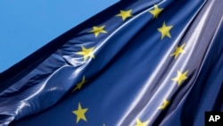 Bendera Eropa berkibar, Kamis, 23 Juni 2016. (Foto: AP)
