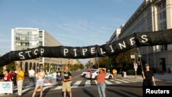 សកម្មជន​បរិស្ថាន​បិទ​ចរាចរណ៍​ដែល​ជា​ផ្នែក​នៃ​បាតុកម្ម «បិទ​រដ្ឋធានី​វ៉ាស៊ីនតោន» ដើម្បី​ដាក់​សម្ពាធ​លើ​អ្នក​នយោបាយ​អាមេរិក​ឲ្យ​ប្រយុទ្ធប្រឆាំង​នឹង​បម្រែបម្រួល​អាកាសធាតុ នៅ​ក្នុង​រដ្ឋធានី​វ៉ាស៊ីនតោន កាលពី​ថ្ងៃទី២៣ ខែកញ្ញា ឆ្នាំ២០១៩។