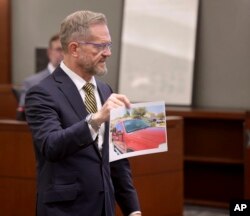 Defense attorney Robert Draskovich asks a question on the fourth day of the murder trial for Robert Telles at the Regional Justice Center in Las Vegas on Aug. 15, 2024.