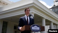 Jared Kushner donne une conférence de presse à la Maison Blanche après sa comparution devant le Comité du renseignement du Sénat dans le cadre de leur enquête sur l'ingérence russe lors des élections présidentielles américaines de 2016 à Washington le 24 juillet 2017.