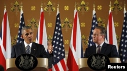 Shugaban Amurka Barack Obama da PM INgila David Cameron, a wani taro da manema labarai a London ranar jumma'a.