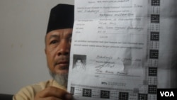 Juru bicara pondok pesantren Al Mukmin memegang ijazah salah satu terduga aksi teroris di Solo sebulan lalu. (VOA/Yudha Satriawan)