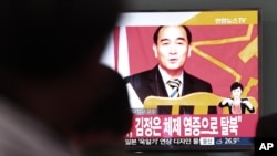 People watch a TV news showing a file image of Thae Yong Ho, minister at the North Korean Embassy in London, at Seoul Railway Station in Seoul, South Korea, Aug. 17, 2016. Thae has defected to South Korea, becoming one of the highest Northern officials to do so.