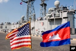 រូបឯកសារ៖ ​ទង់ជាតិ​សហរដ្ឋ​អាមេរិក​និង​កម្ពុជា​ បក់​រវេចនៅ​ក្រុង​ព្រះសីហនុ​កាល​ពី​ថ្ងៃ​ទី​៩ ខែ​កុម្ភៈ​ ឆ្នាំ​២០០៧ ដោយ​មាន​នាវា​ចម្បាំង​ USS Gary របស់​សហរដ្ឋ​អាមេរិក​នៅ​ពី​ក្រោយ។