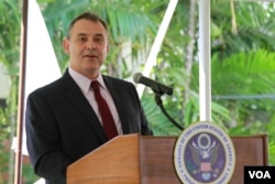 លោក William Heidt ឯកអគ្គរដ្ឋទូតតែងតាំងថ្មីរបស់សហរដ្ឋអាមេរិកប្រចាំនៅកម្ពុជា បង្ហាញខ្លួនជាសាធារណៈលើកដំបូង នៅក្នុងពិធីដល់អ្នកស្ម័គ្រចិត្តរបស់ទីភ្នាក់ងារ Peace Corps នៅប្រទេសកម្ពុជា នៅឯស្ថានទូតអាមេរិកក្នុងរាជធានីភ្នំពេញ កាលពីថ្ងៃទី២៥ ខែកញ្ញា ឆ្នាំ២០១៥។ (ហ៊ាន សុជាតា/VOA)