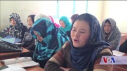 بانوان با اشتیاق به مکاتب میروند