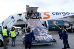 지난 13일 조지아 트빌리시 외곽 국제공항에 세계보건기구(WHO)의 코백스 프로그램을 통해 도착한 아스트라제네카의 신종 코로나바이러스 백신이 화물 수송기에서 내려지고 있다.