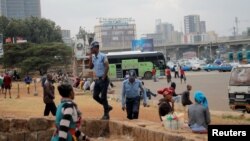 Des policiers patrouillent à Addis Abeba, Ethiopie, 21 février 2018.