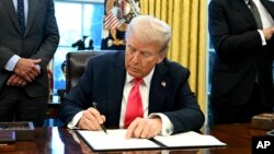 ولسمشر ټرمپ په سپینې ماڼۍ کې د فرمان لاسلیک کولو په حال کې