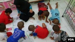 ADHA di Solo belajar dengan mantan guru mereka di Rumah yayasan lentera, Sabtu pagi (16/2) (Foto: Yudha/VOA) 