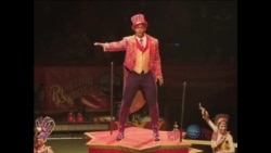 美国万花筒: 表演团体：现代的蓝人组合与传统的玲玲兄弟马戏团；联合国官员讲述联合国历史