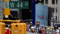 Para turis menaiki bus wisata kota New York di tengah pandemi COVID-19 di Manhattan, New York, 14 Mei 2021. 