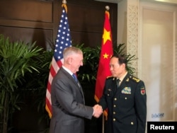 아세안 확대 국방장관 회의를 참가 하기 위해 싱가포르를 방문한 짐 매티스 국방장관이 18일 웨이펑허 중국 국방부장과 악수하고 있다.