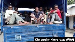 Les 184 accusés ressortissants du Burundi sont extradés de la RDC vers le Burundi, 31 janvier 2017. (VOA/Christophe Nkurunziza)